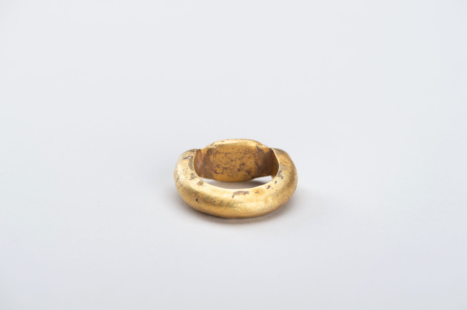 A BACTRIAN INTAGLIO SEAL GOLD RING - Image 11 of 11