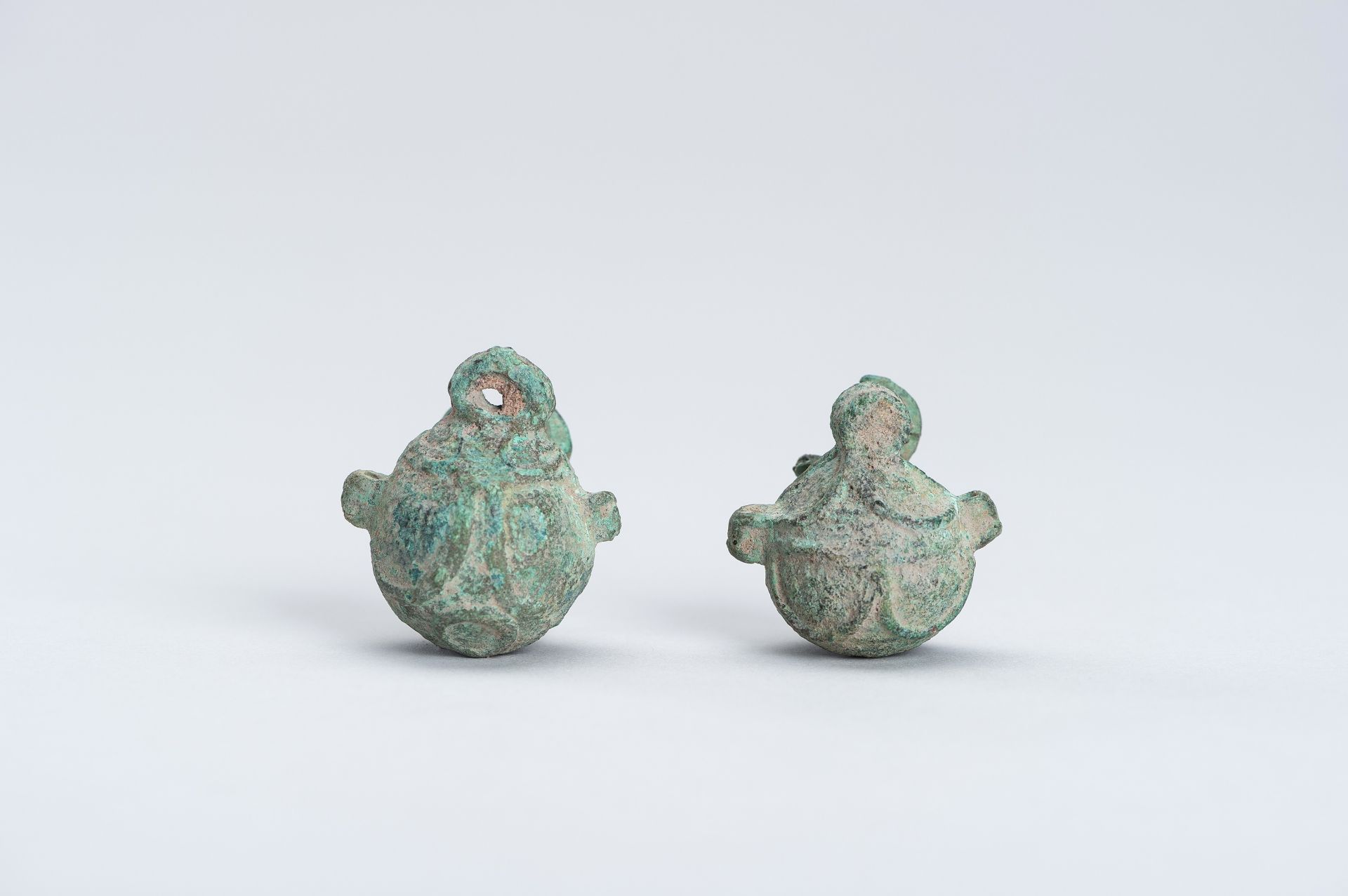 A PAIR OF DONG SON 'BULL'S HEAD' BRONZE BELLS - Bild 5 aus 9