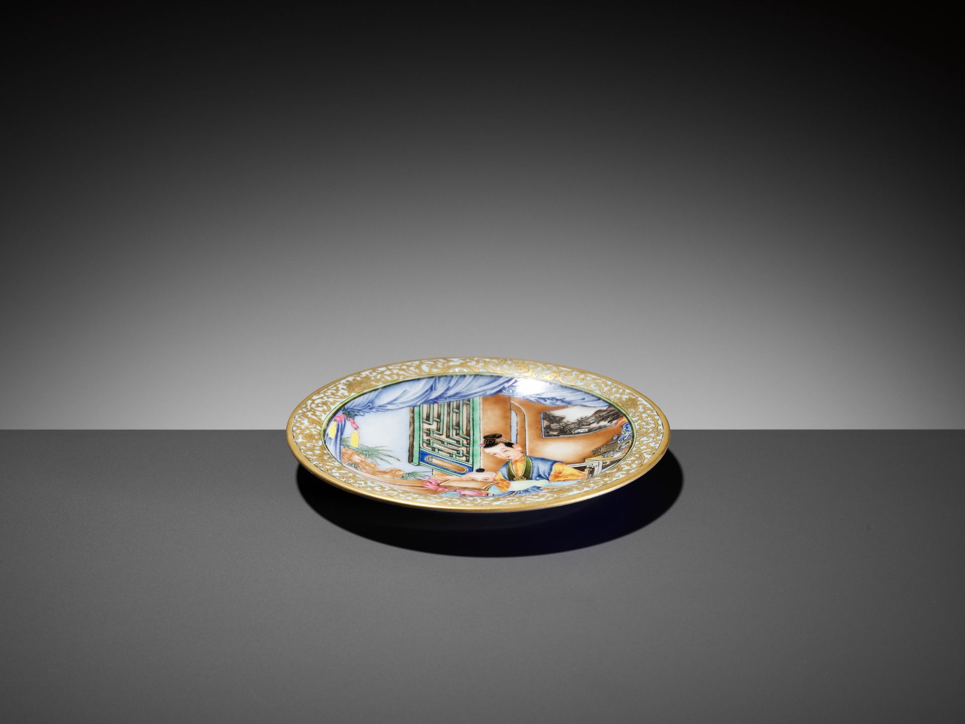 A GILT-DECORATED FAMILLE ROSE DISH - Image 6 of 8