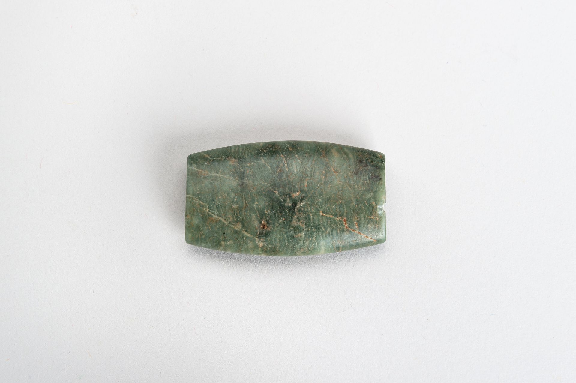 AN ARCHAISTIC LOT WITH A JADE AND A SERPENTINE PENDANT - Bild 5 aus 9