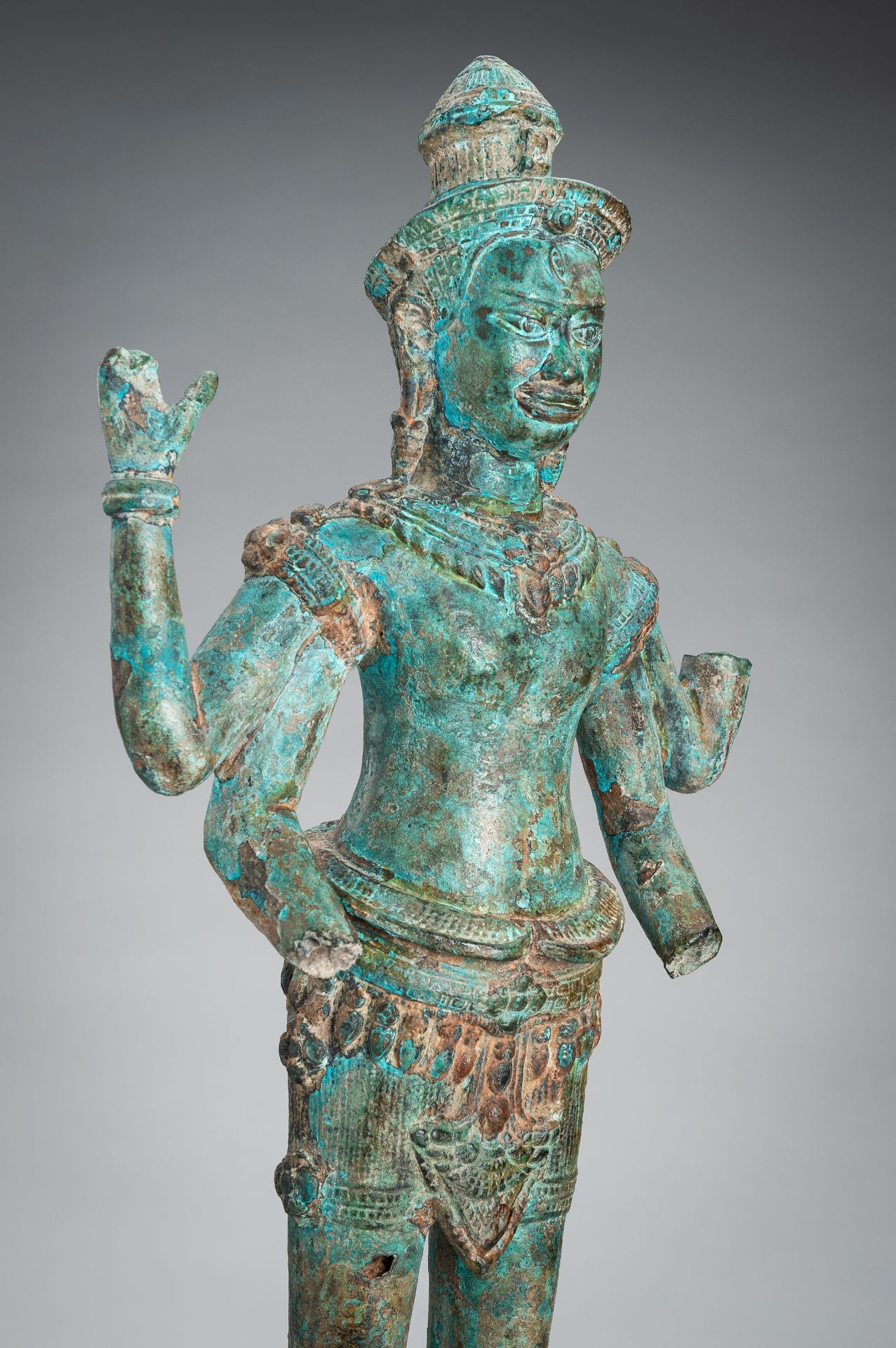 A KHMER STYLE BRONZE FIGURE OF VISHNU, c. 17th CENTURY - Image 3 of 14