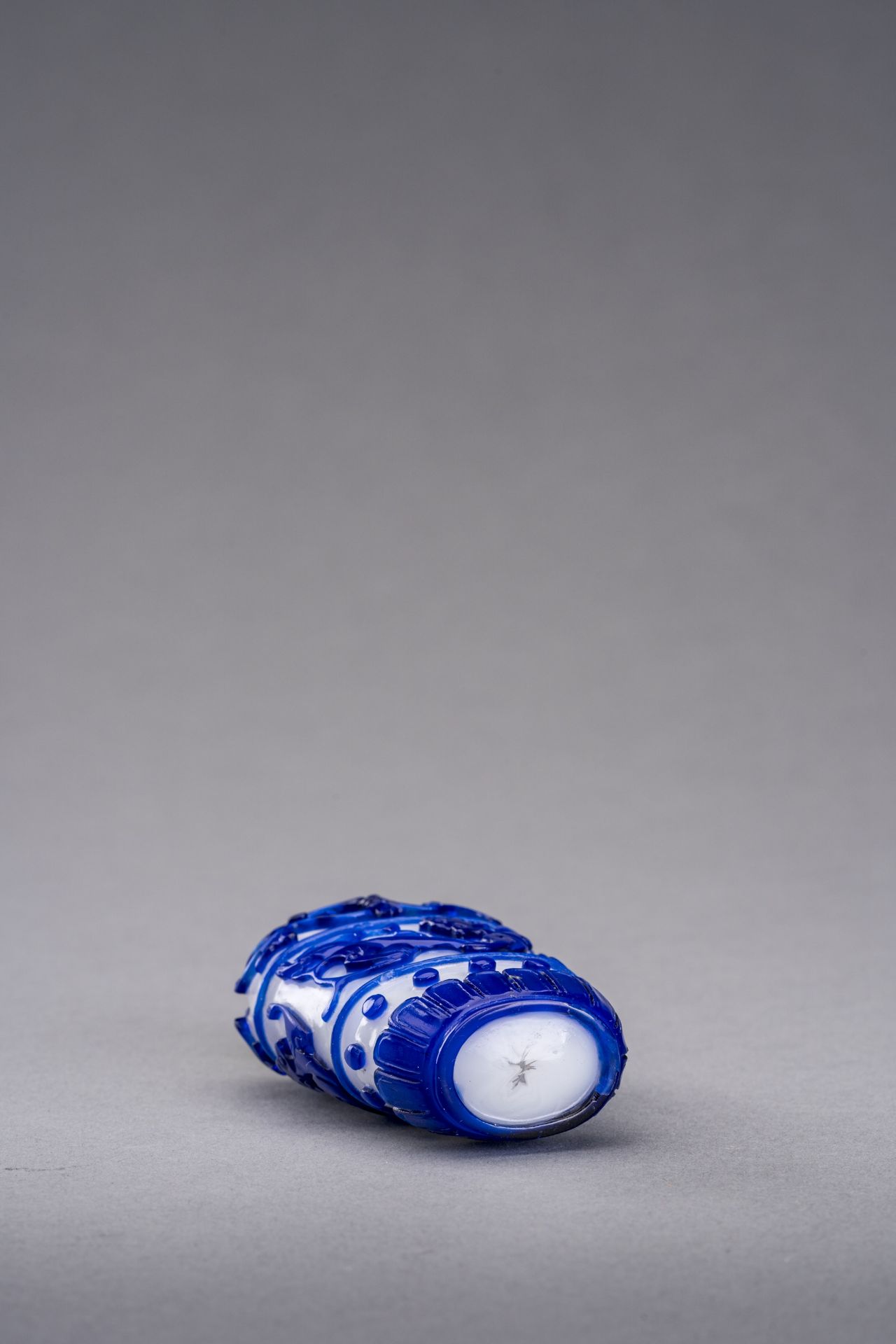 A FINE AND LARGE SAPPHIRE-BLUE OVERLAY GLASS SNUFF BOTTLE, 18th CENTURY - Bild 6 aus 6