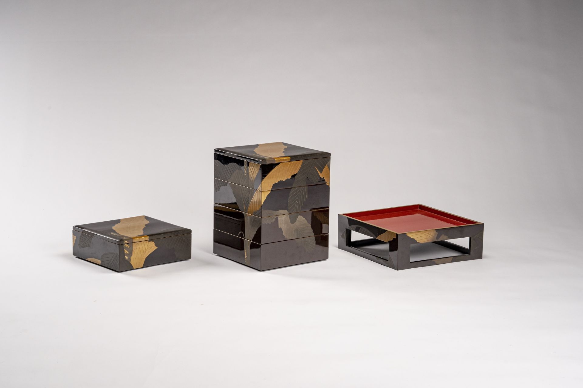 A LACQUERED BENTO BOX SET WITH TRAY - Bild 9 aus 12