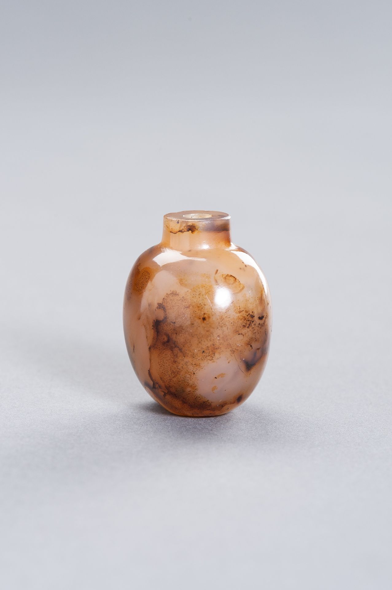 A SHADOW AGATE 'LANDSCAPE' SNUFF BOTTLE, QING DYNASTY - Image 5 of 9