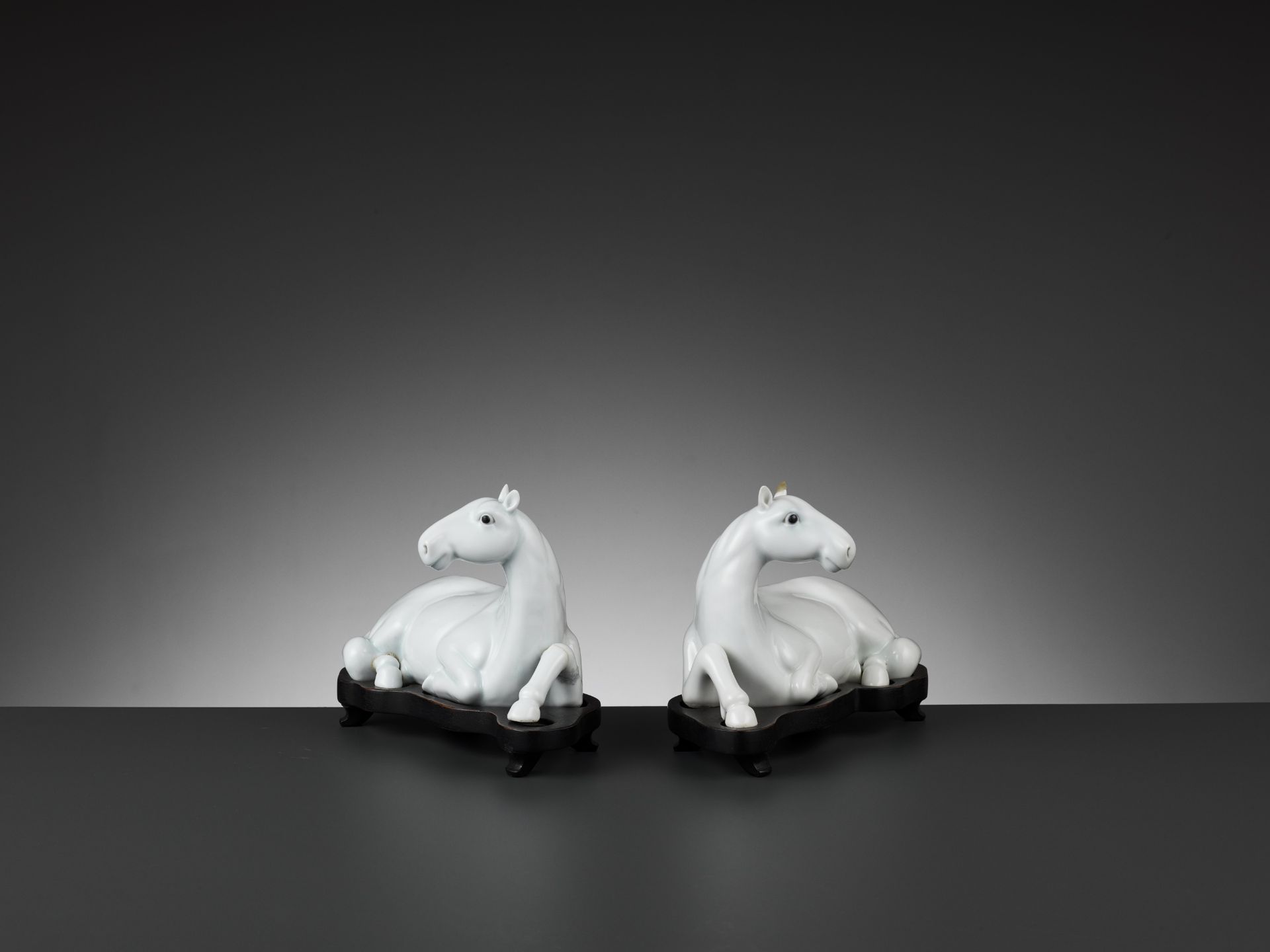 A PAIR OF WHITE-GLAZED FIGURES OF HORSES, QING DYNASTY - Bild 6 aus 10