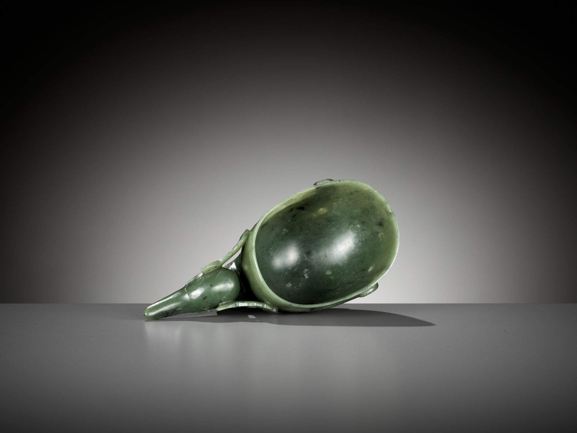 A SPINACH GREEN JADE 'DUCK' LIBATION CUP, QING DYNASTY - Bild 8 aus 9