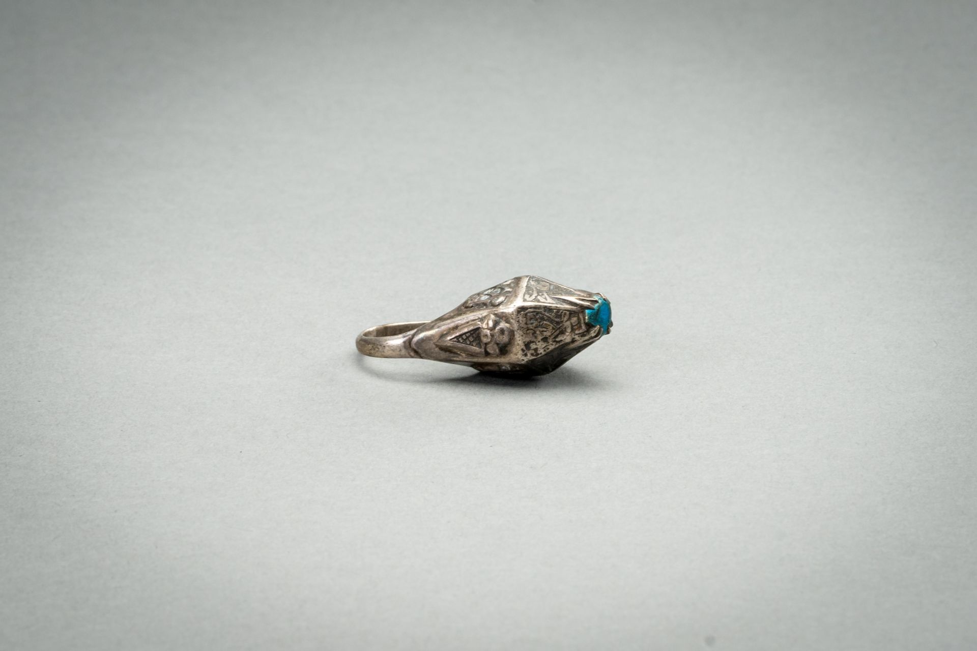 A TURQUOISE-MATRIX-SET SILVER RING, 19TH CENTURY - Image 7 of 7