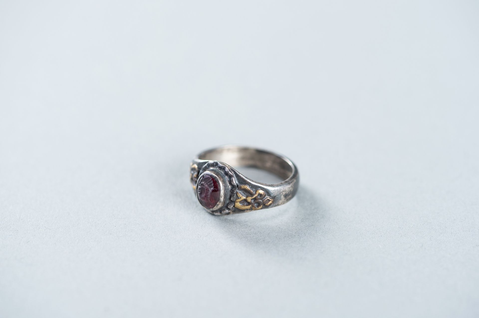 AN AGATE INTAGLIO INSET PERSIAN SILVER RING - Image 9 of 9