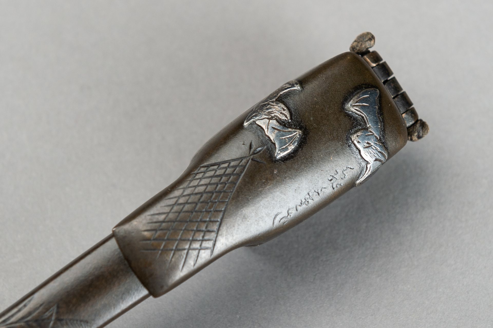 RYUBUNDO: A SILVER INLAID BRONZE 'BATS' YATATE, EDO - Bild 8 aus 13