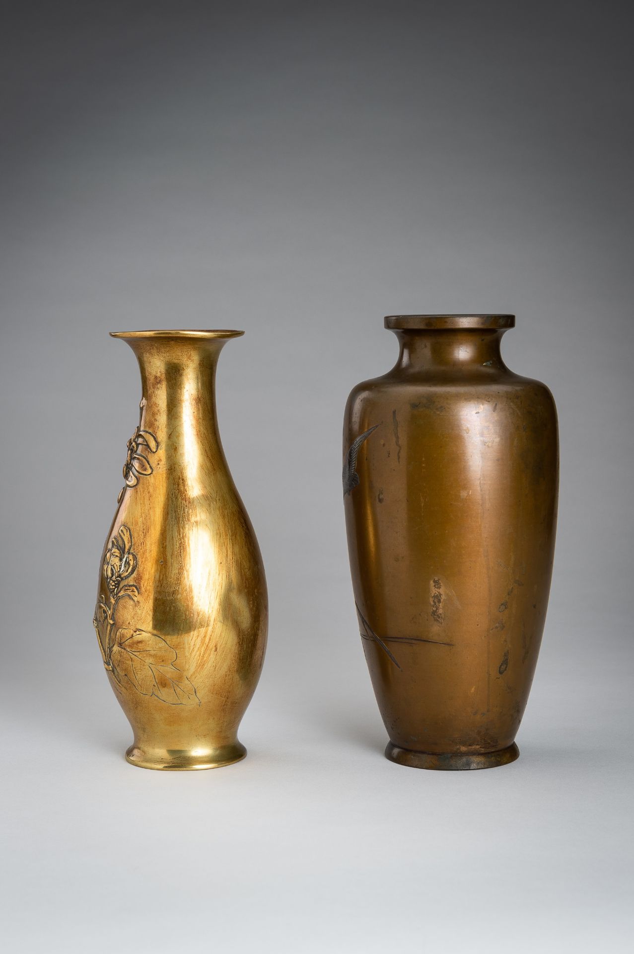 A LOT WITH TWO BRONZE VASES, MEIJI PERIOD - Bild 8 aus 12