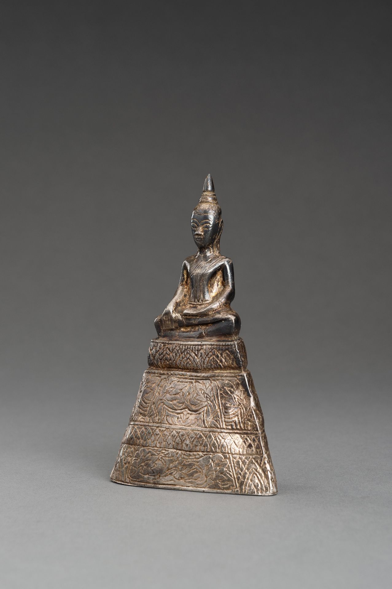 A THAI SILVER FOIL REPOUSSE FIGURE OF BUDDHA, 19th CENTURY - Bild 3 aus 10