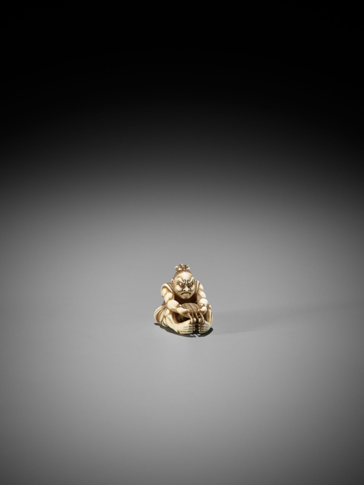 A FINE IVORY NETSUKE OF NIO WEAVING A SANDAL - Image 2 of 12