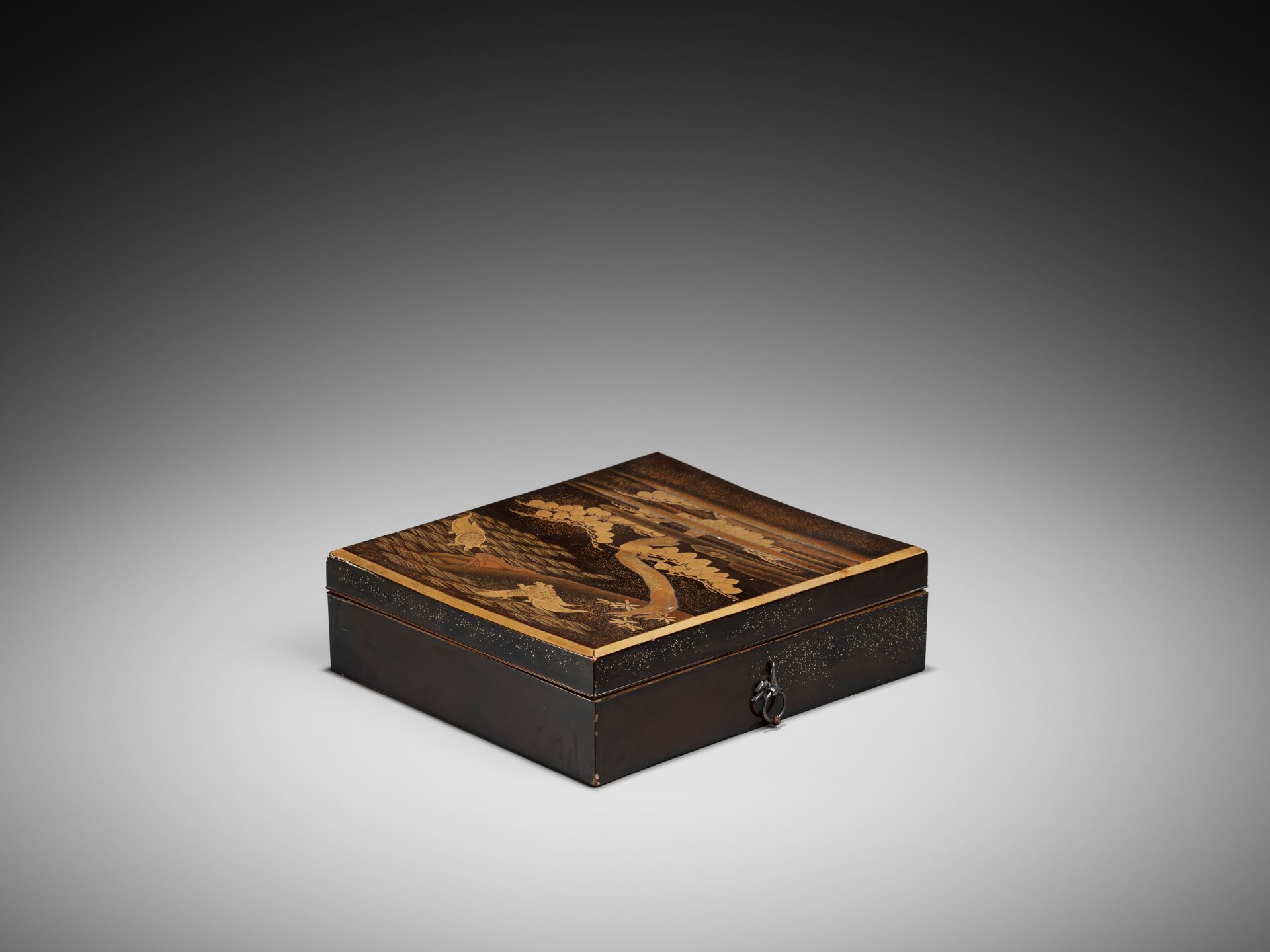 A LACQUER BOX AND COVER WITH MINOGAME DESIGN - Bild 2 aus 10