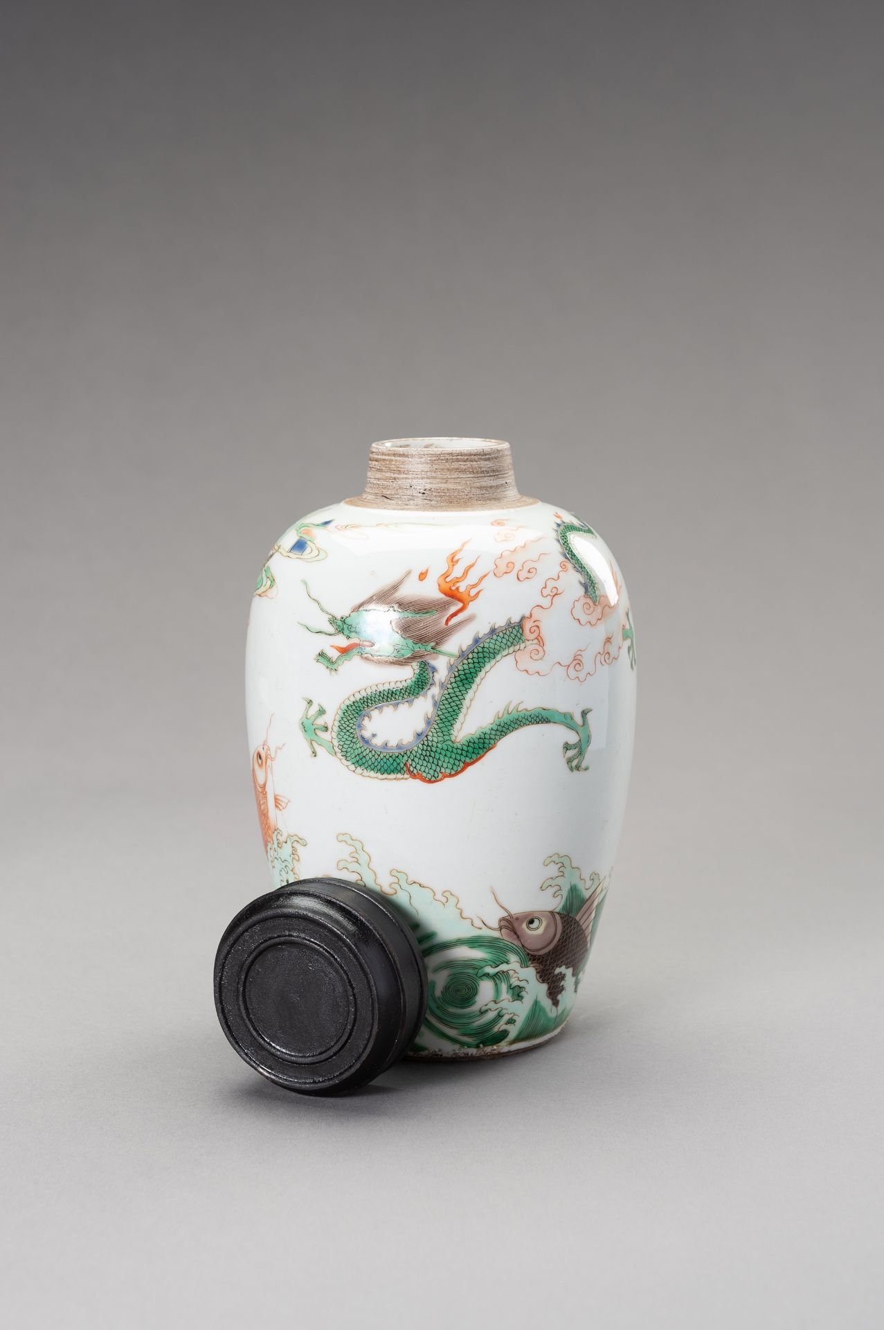 A FAMILLE VERTE 'DRAGON AND CARP' JAR, LATE QING DYNASTY - Bild 10 aus 12