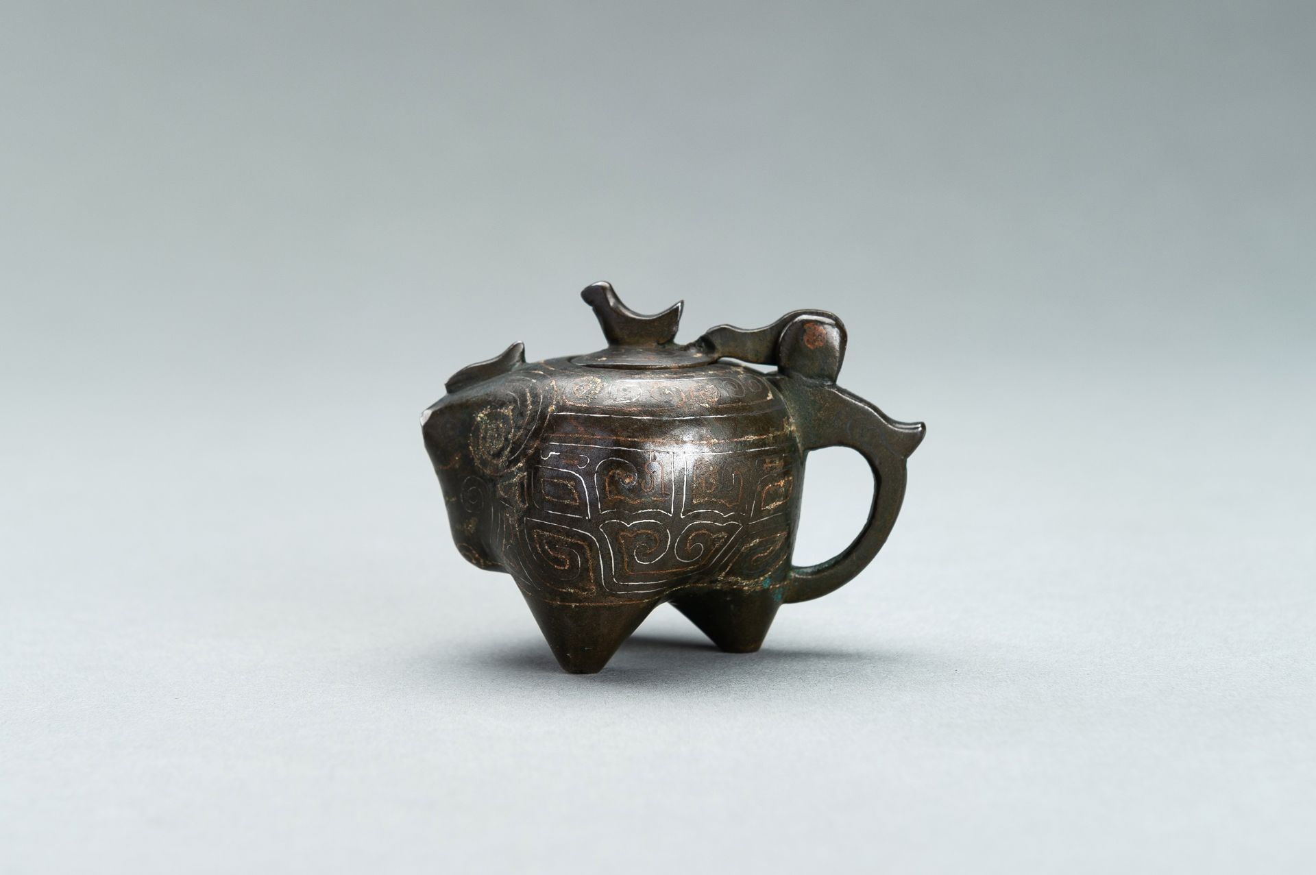 A SMALL COPPER AND SILVER INLAID BRONZE POURING TRIPOD VESSEL IN THE FORM OF AN ANIMAL, 17TH CENTURY - Image 2 of 11