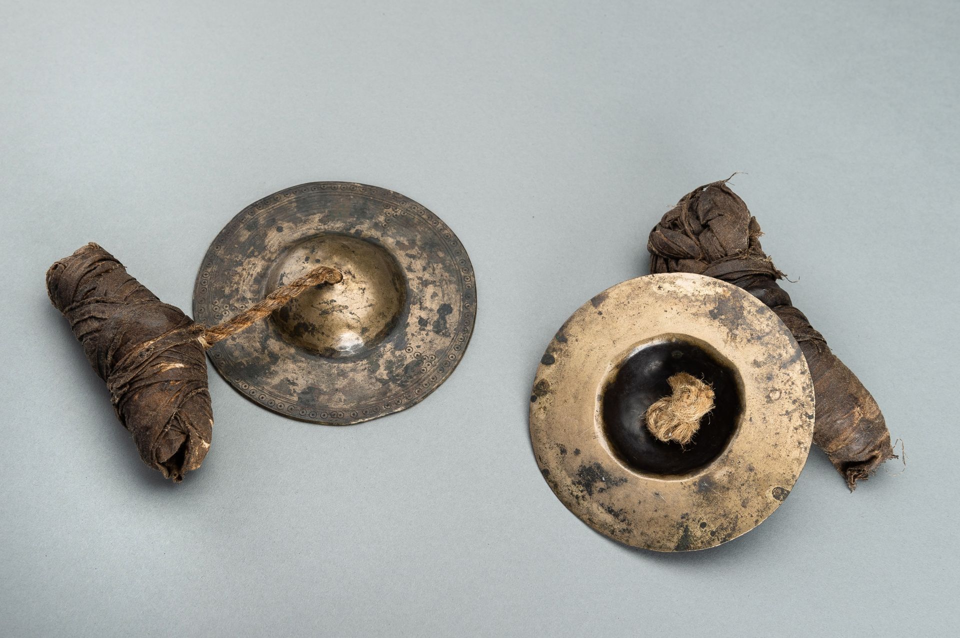 A RARE PAIR OF BRONZE CYMBALS, 19th CENTURY - Image 7 of 10
