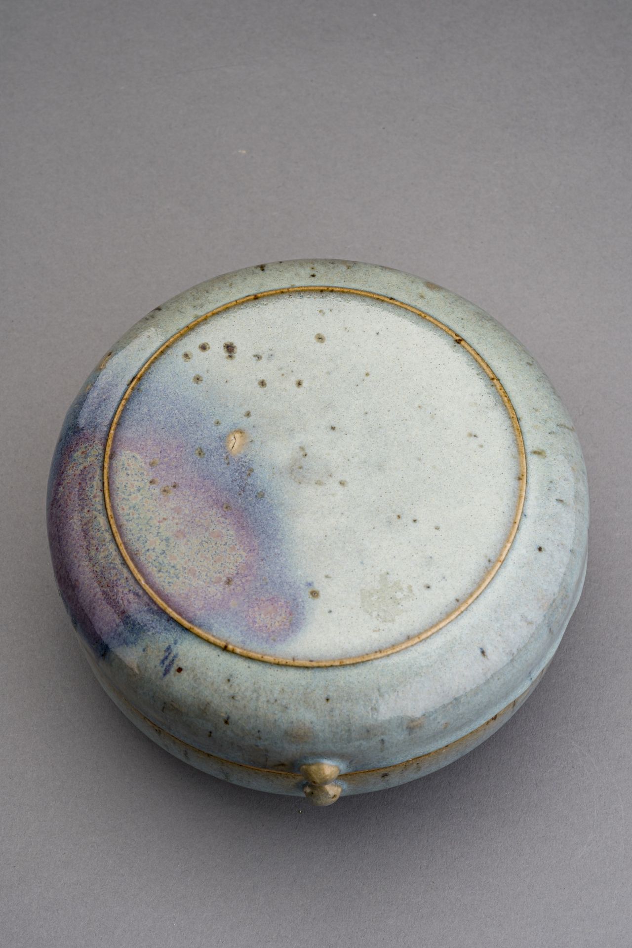 A LARGE, PURPLE-SPLASHED JUN CERAMIC BOX AND COVER, c. 1920s - Bild 6 aus 8