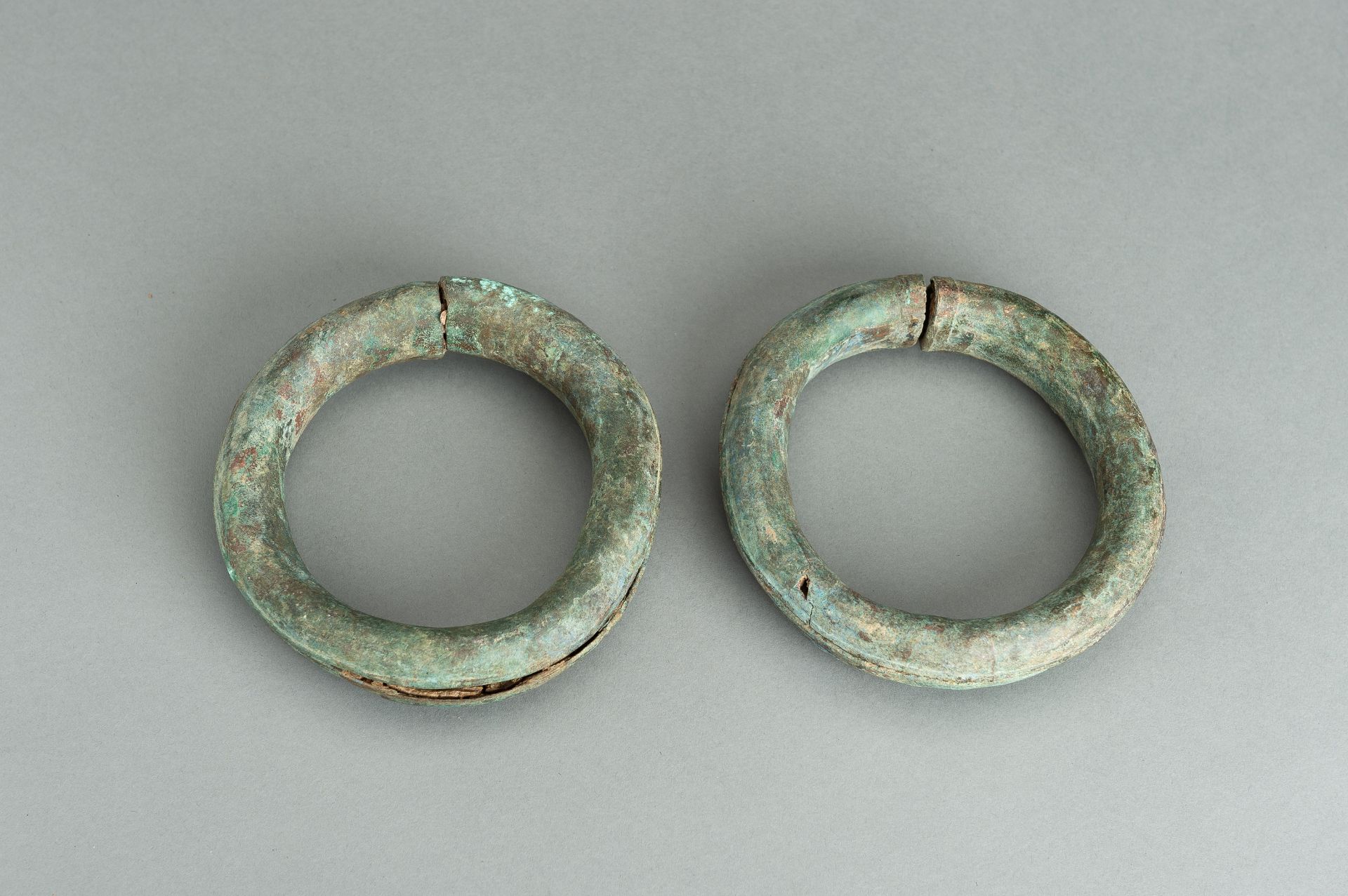 A PAIR OF BRONZE 'FROG' RITUAL BANGLES, DONG SON CULTURE - Bild 6 aus 15