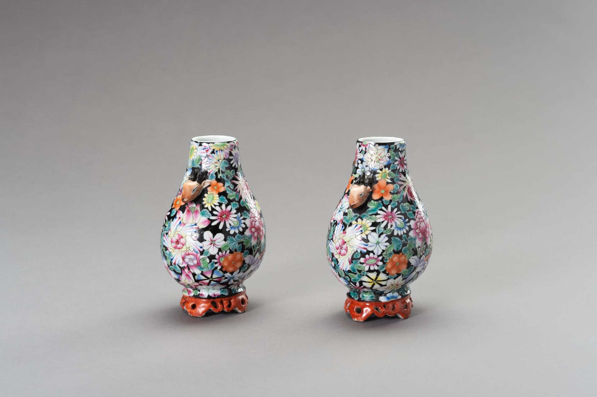 A SMALL PAIR OF 'MILLEFLEUR' PORCELAIN VASES - Image 6 of 14