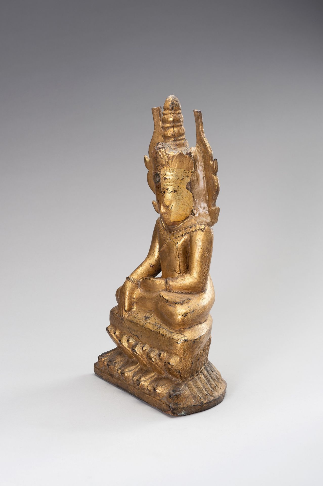 A GOLD LACQUERED WOOD FIGURE OF BUDDHA - Bild 4 aus 11