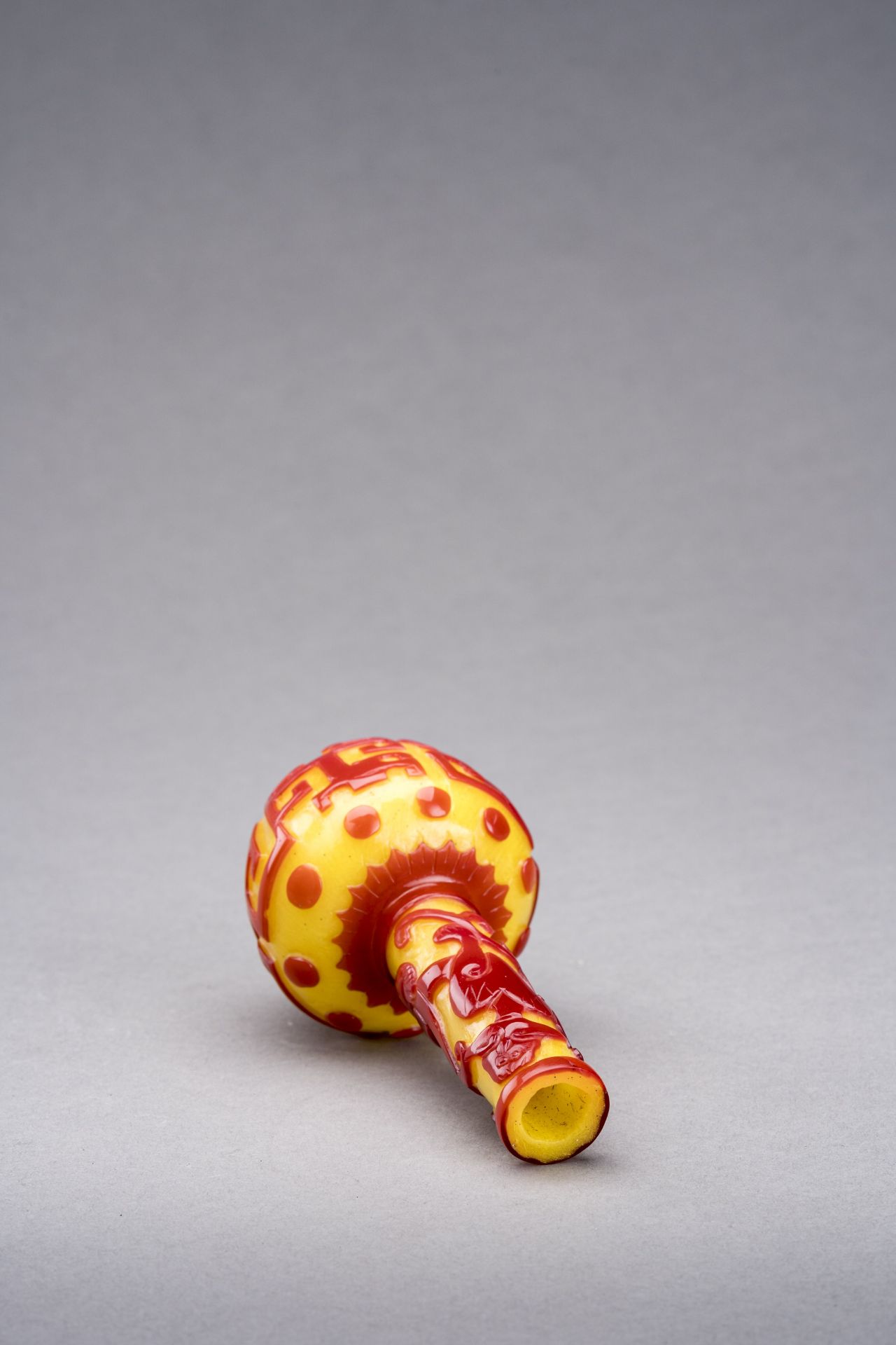 A CARVED RED-OVERLAY YELLOW GLASS BOTTLE VASE, QIANLONG MARK AND PERIOD - Image 6 of 8