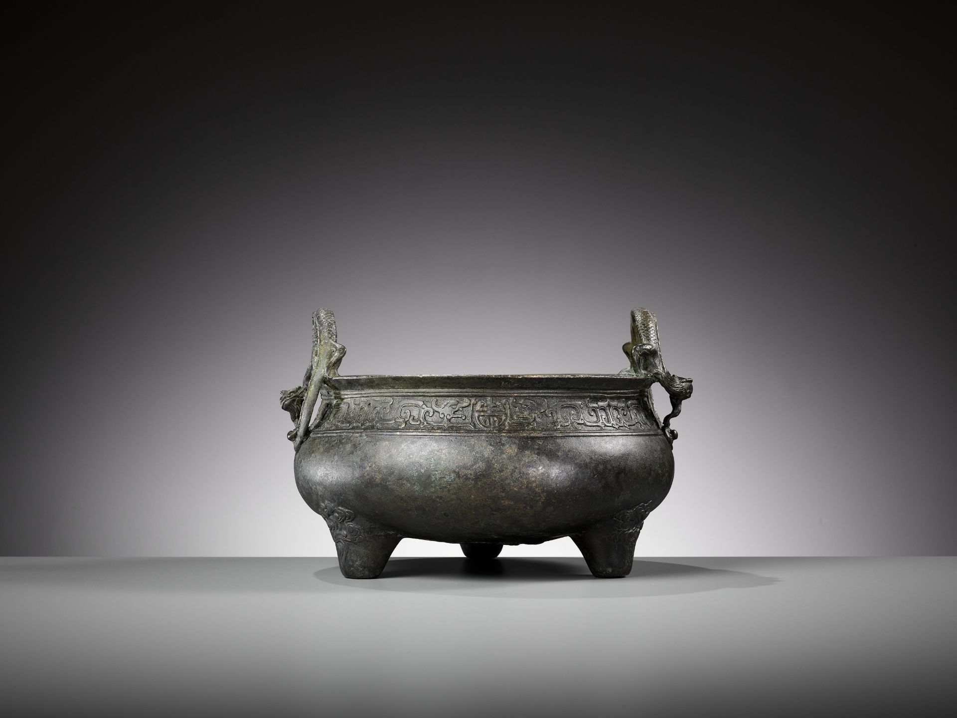 A LARGE BRONZE 'CHILONG HANDLE' TRIPOD CENSER, QING DYNASTY - Image 4 of 10