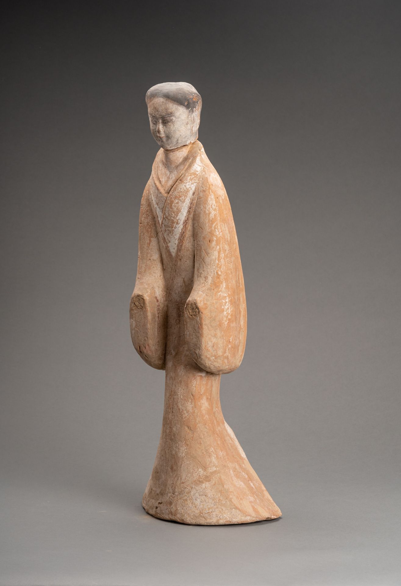 A PAINTED TERRACOTTA FIGURE OF A COURT LADY, HAN DYNASTY - Bild 5 aus 7