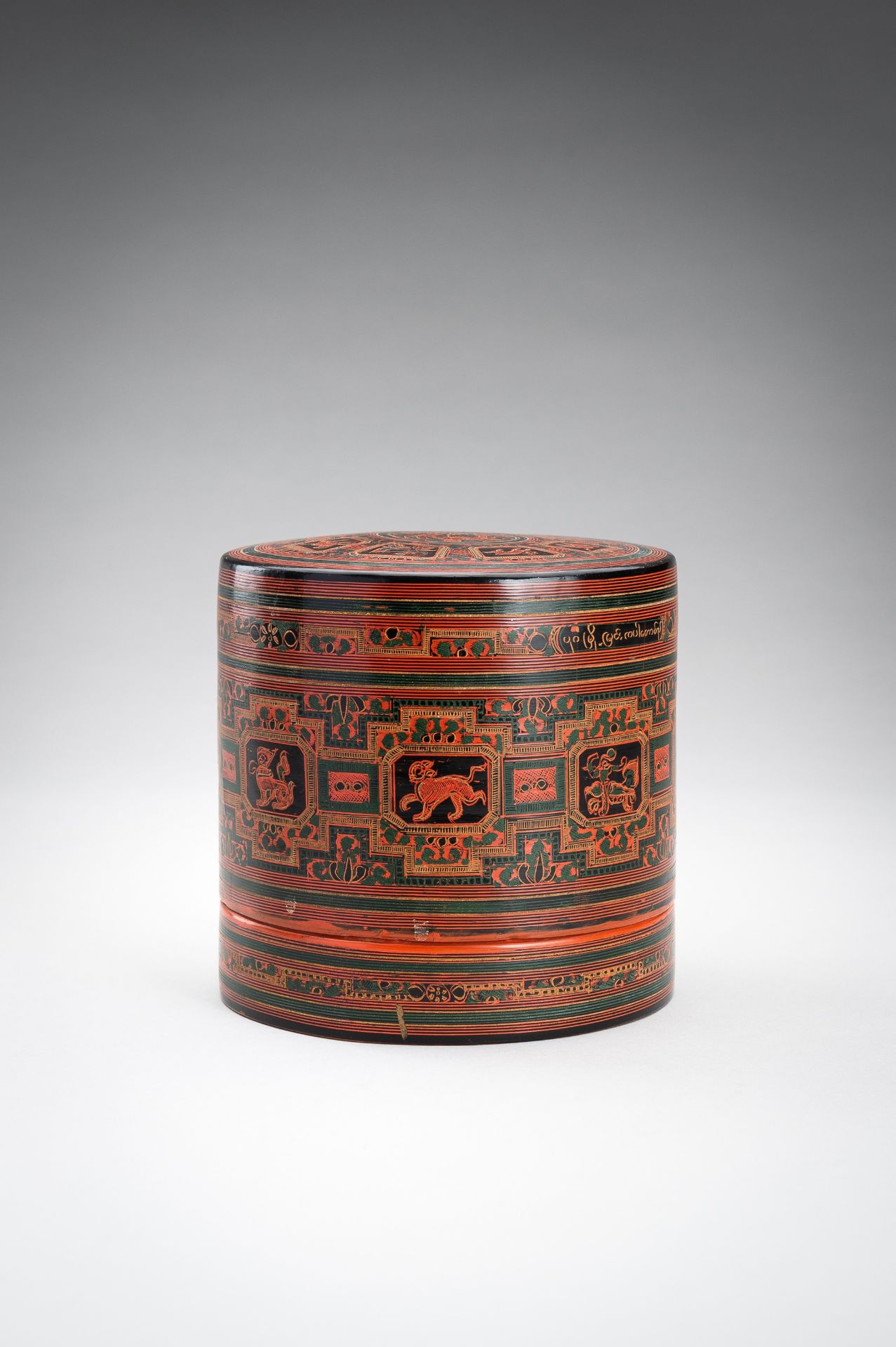 A BURMESE LACQUER BETEL BOX AND COVER, 1900s - Image 8 of 19