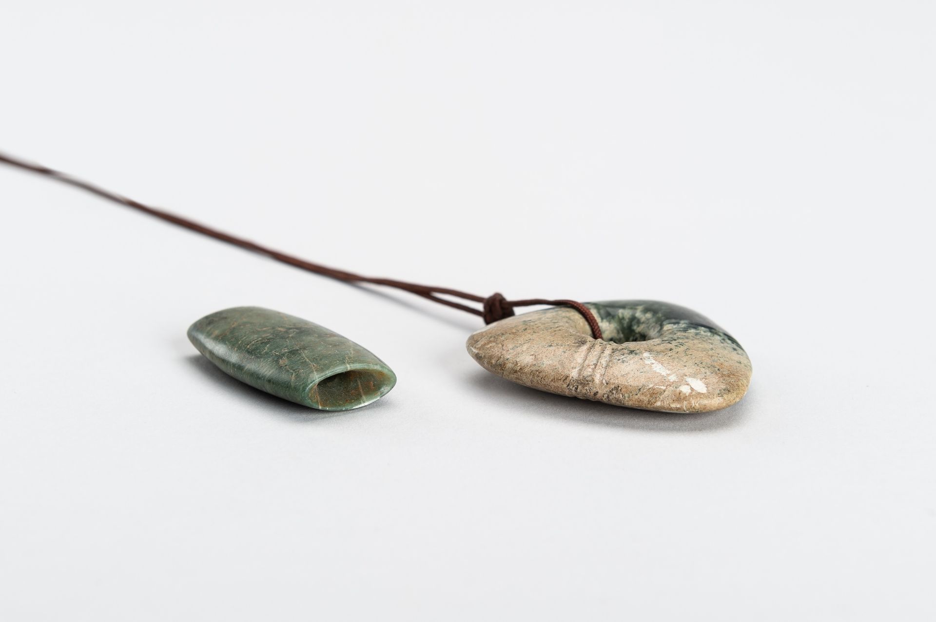 AN ARCHAISTIC LOT WITH A JADE AND A SERPENTINE PENDANT - Image 9 of 9