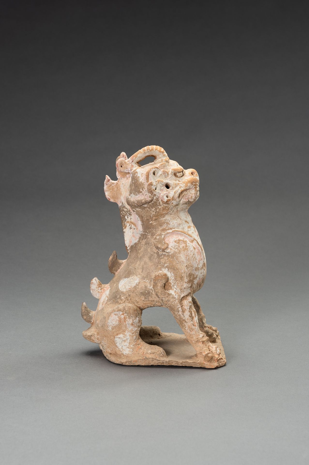 A POTTERY FIGURE OF A HORNED GUARDIAN BEAST, TANG DYNASTY OR EARLIER - Bild 8 aus 13