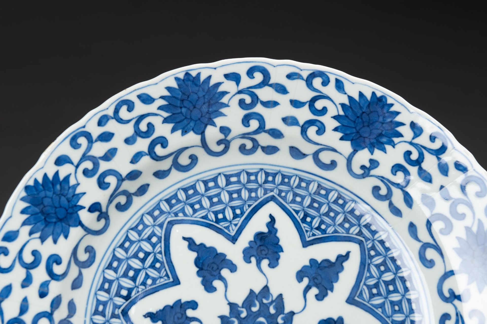 A PAIR OF BLUE AND WHITE FLORAL PORCELAIN DISHES, 1930s - Image 4 of 12