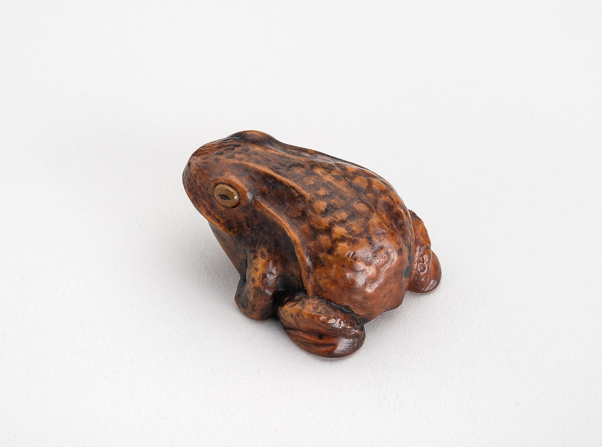 A BOXWOOD NETSUKE OF A FROG - Image 2 of 12