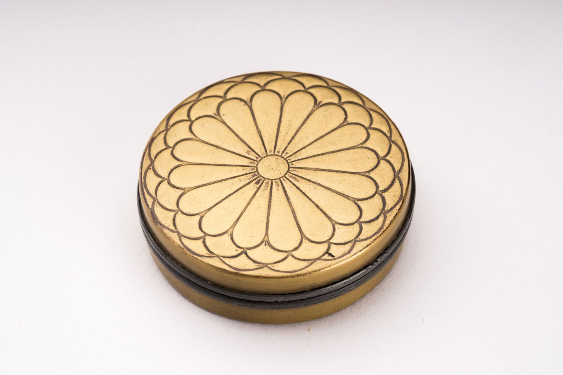 A GOLD LACQUER 'CHRYSANTHEMUM" BOX, MEIJI