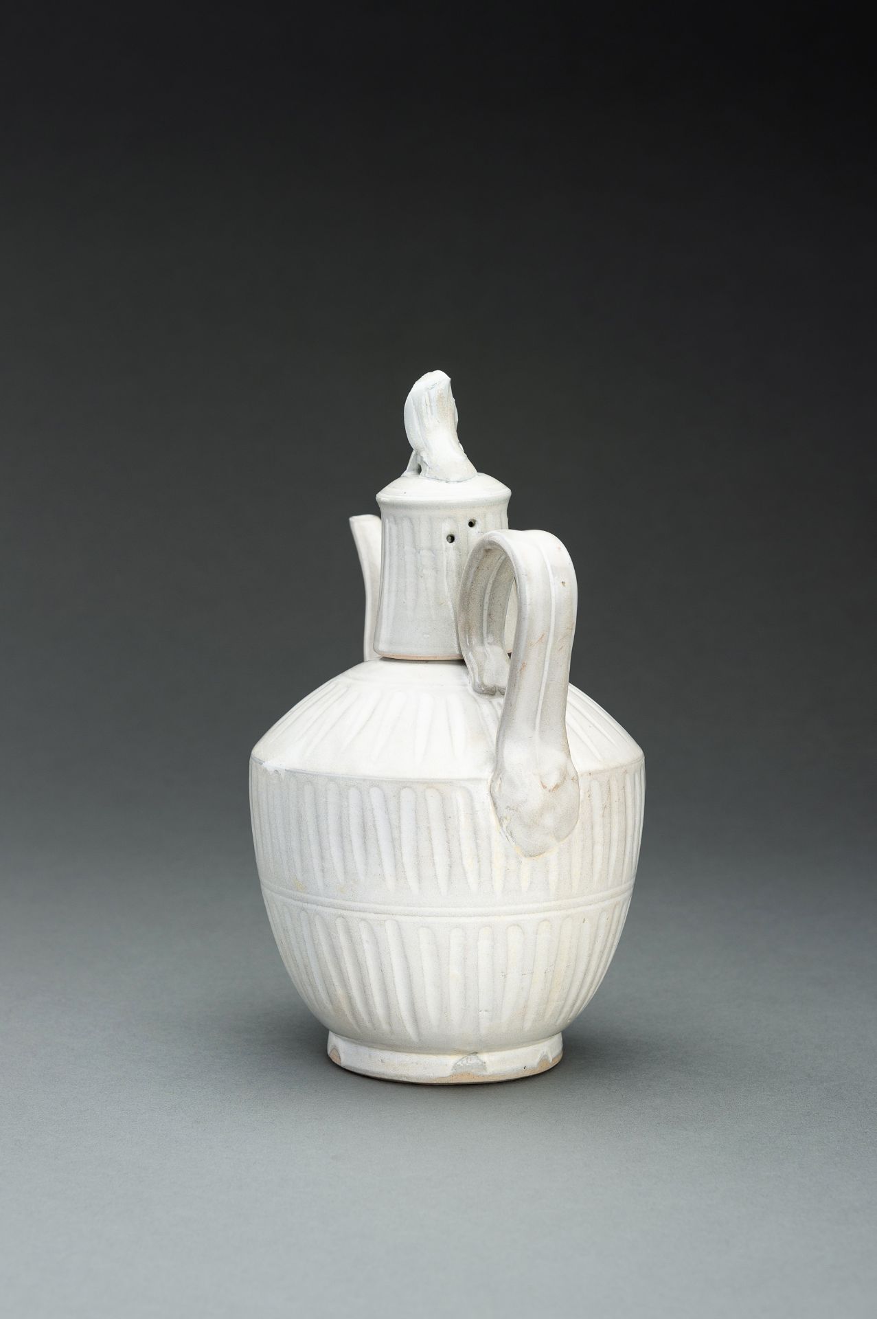 A DING-TYPE WHITE GLAZED CERAMIC EWER, QING - Bild 2 aus 10