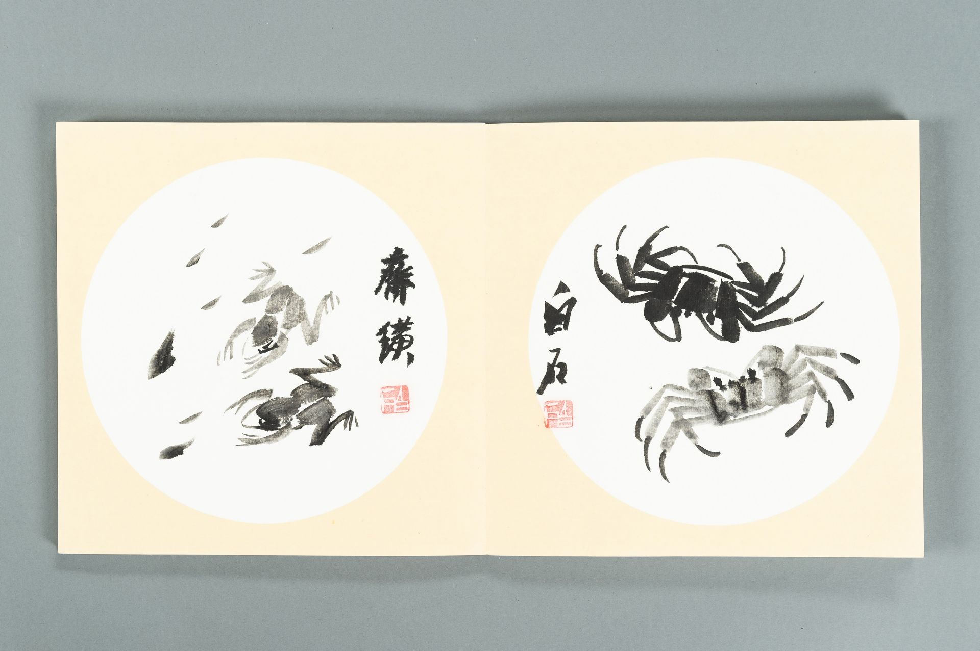 AN ALBUM WITH 13 PRINTS BY QI BAI SHI (1864-1957) - Bild 11 aus 24