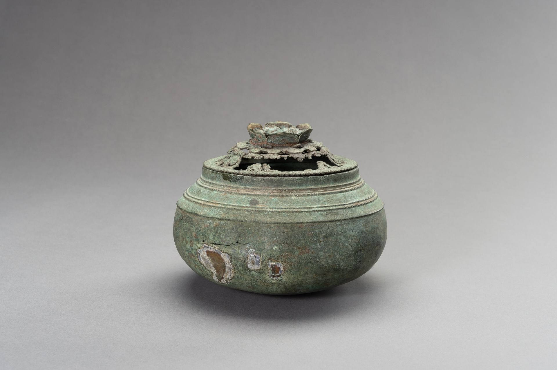 A JAVANESE BRONZE INCENSE BURNER AND COVER - Image 3 of 12