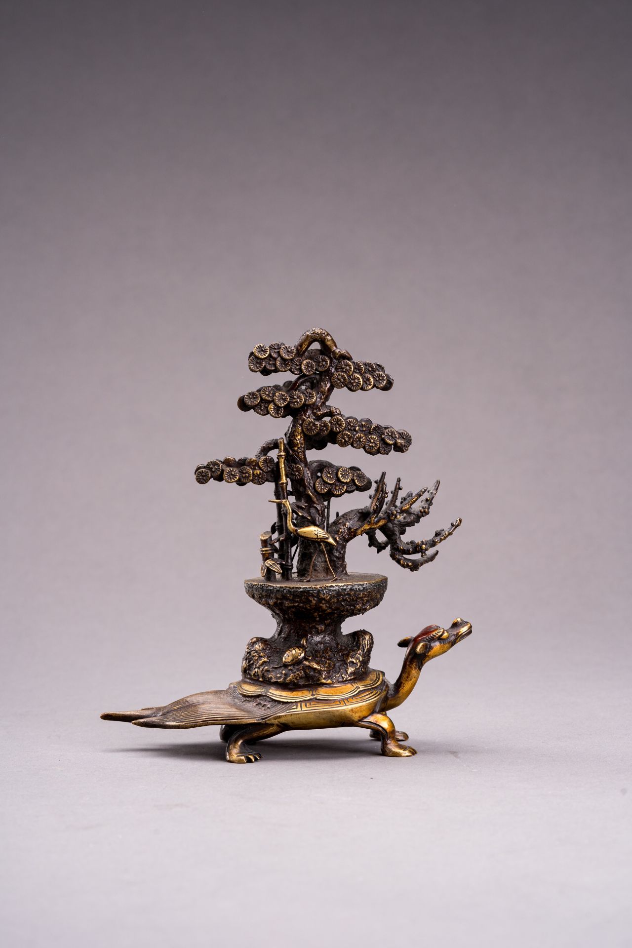 A PARCEL-GILT BRONZE OKIMONO OF A MINOGAME, MEIJI - Bild 2 aus 11