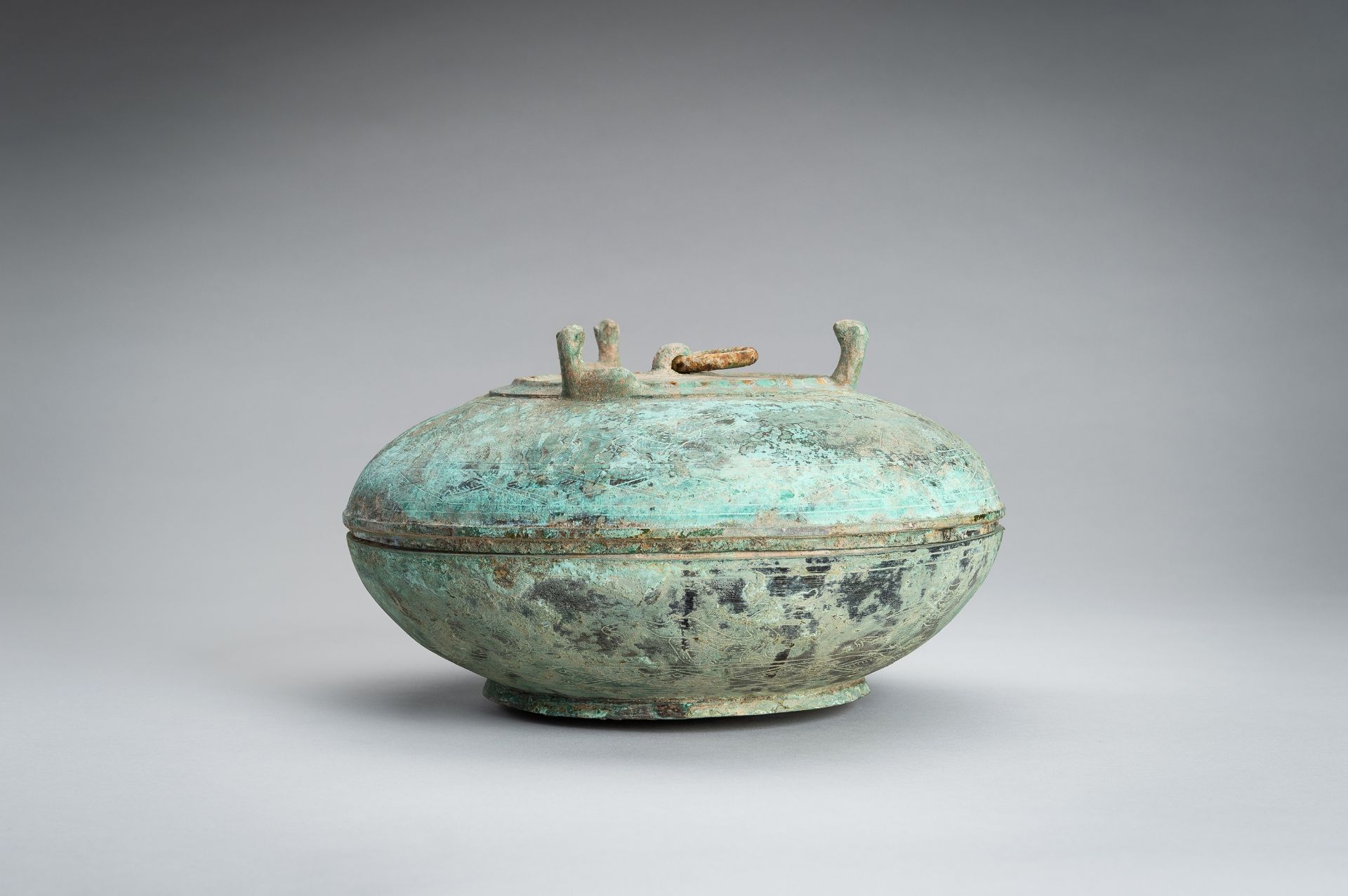 A HAN STYLE BRONZE VESSEL AND COVER - Bild 6 aus 19