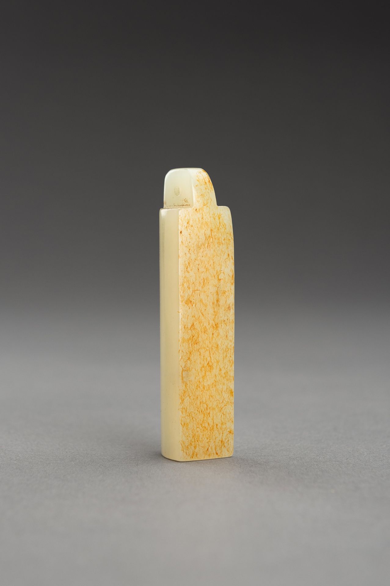 A PALE CELADON AND RUSSET JADE PLUME HOLDER - Image 7 of 9