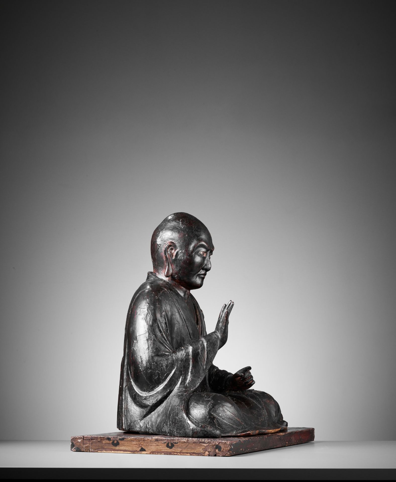 A LACQUERED WOOD FIGURE OF A SEATED BUDDHIST MONK - Bild 6 aus 9