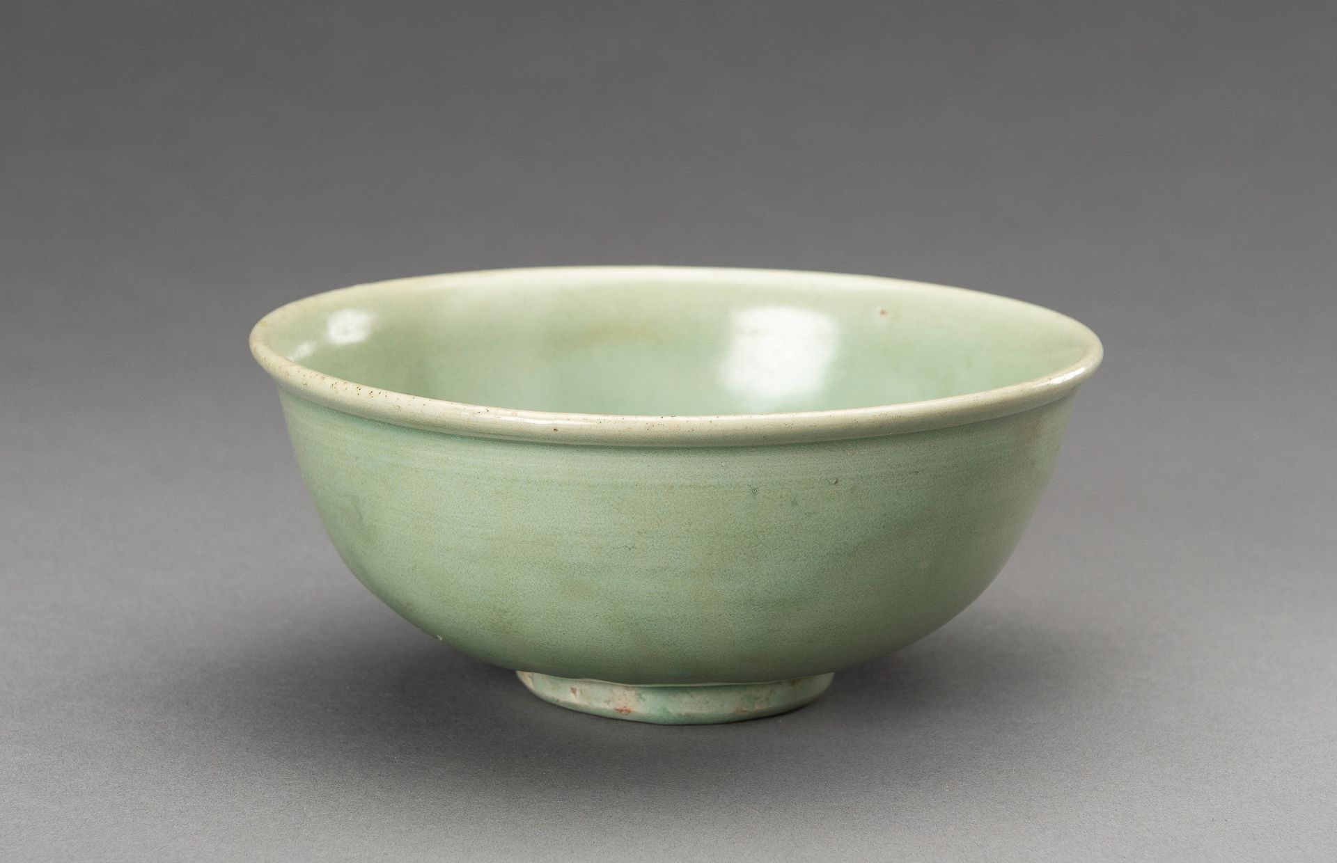 A MING STYLE LONGQUAN CELADON PORCELAIN BOWL