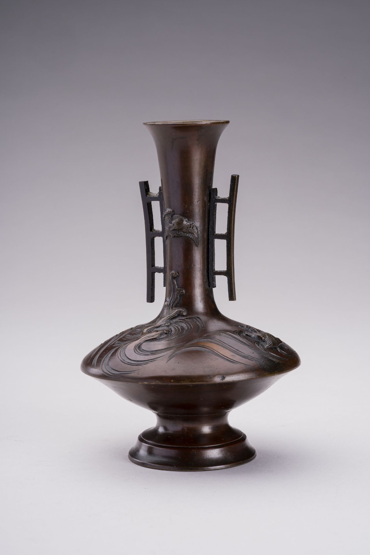 A SMALL BRONZE VASE WITH BIRDS, MEIJI - Image 6 of 11