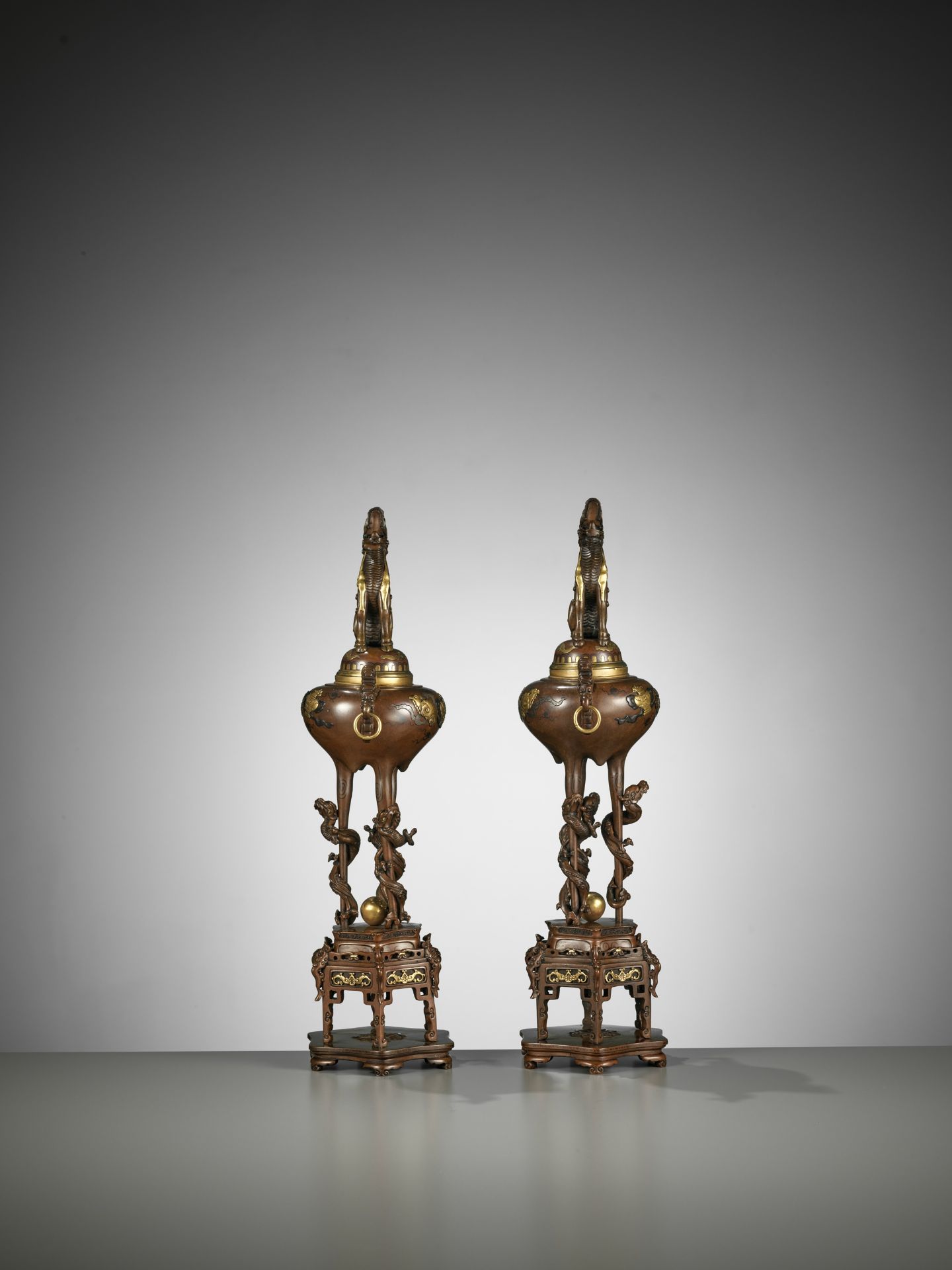 A PAIR OF SUPERB GOLD-INLAID BRONZE 'MYTHICAL BEASTS' KORO (INCENSE BURNERS) AND COVERS - Image 15 of 20