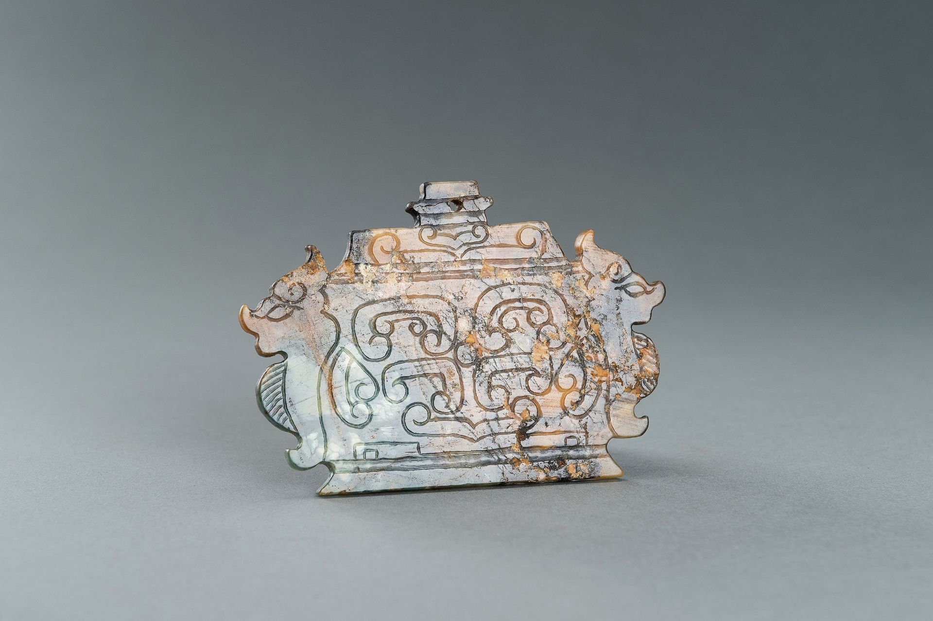 AN ARCHAISTIC JADE PLAQUE WITH CHILONG - Image 8 of 8