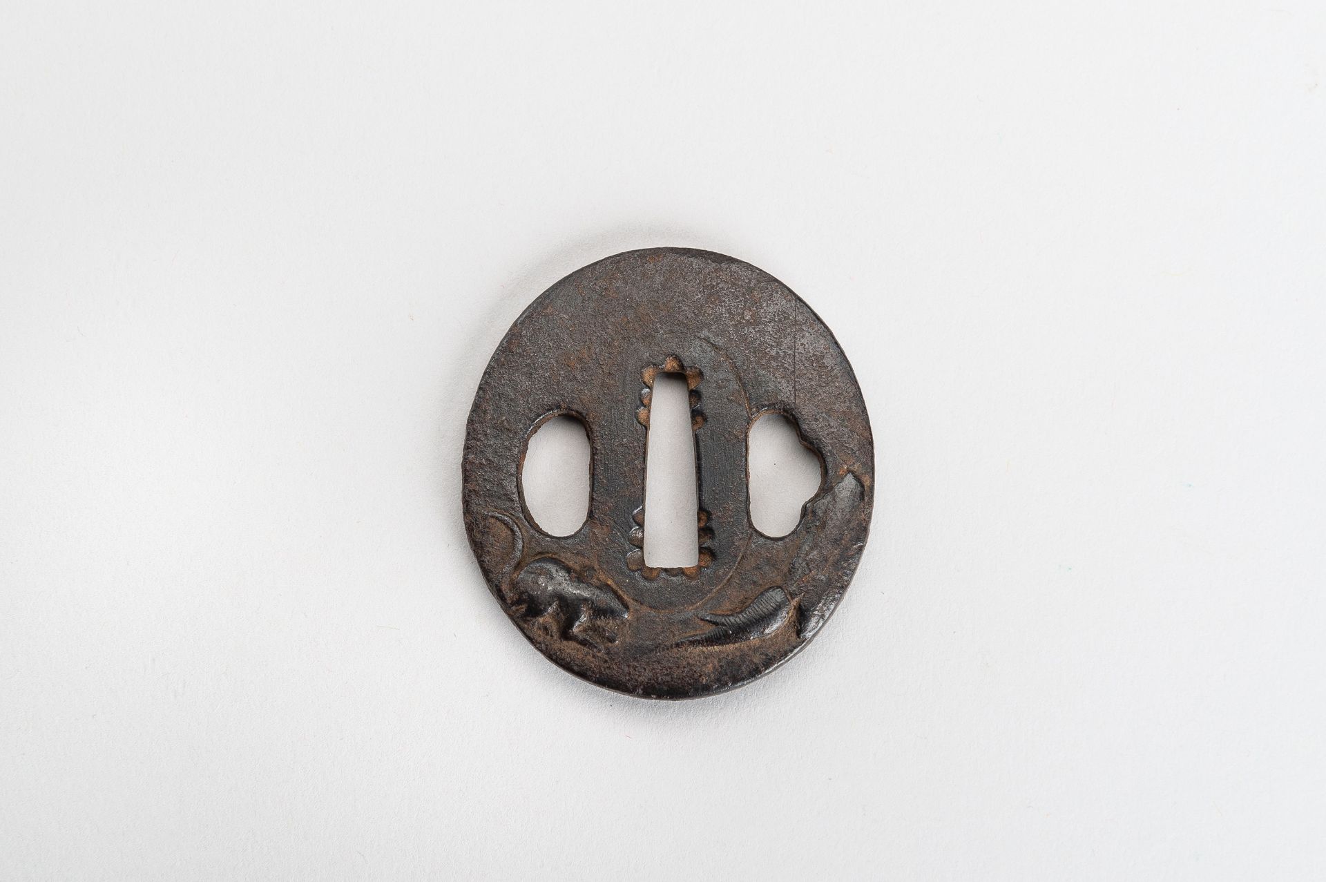 A LOT WITH FIVE IRON TSUBA, EDO PERIOD - Bild 12 aus 14