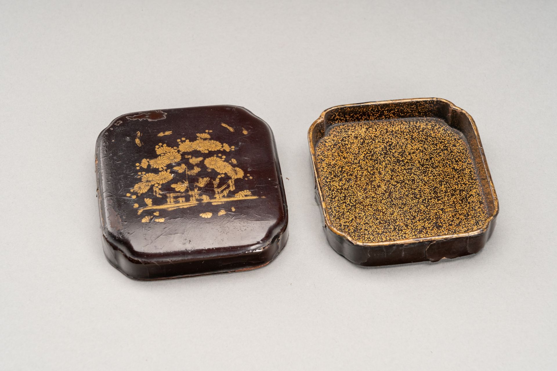 A LOT WITH A DRUM SHAPED LACQUERED SAKE SET AND A LACQUER BOX, 19th CENTURY - Bild 5 aus 12