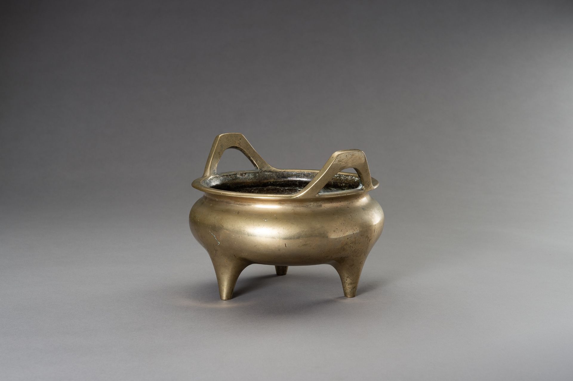 A LARGE GILT BRONZE TRIPOD CENSER - Image 3 of 9