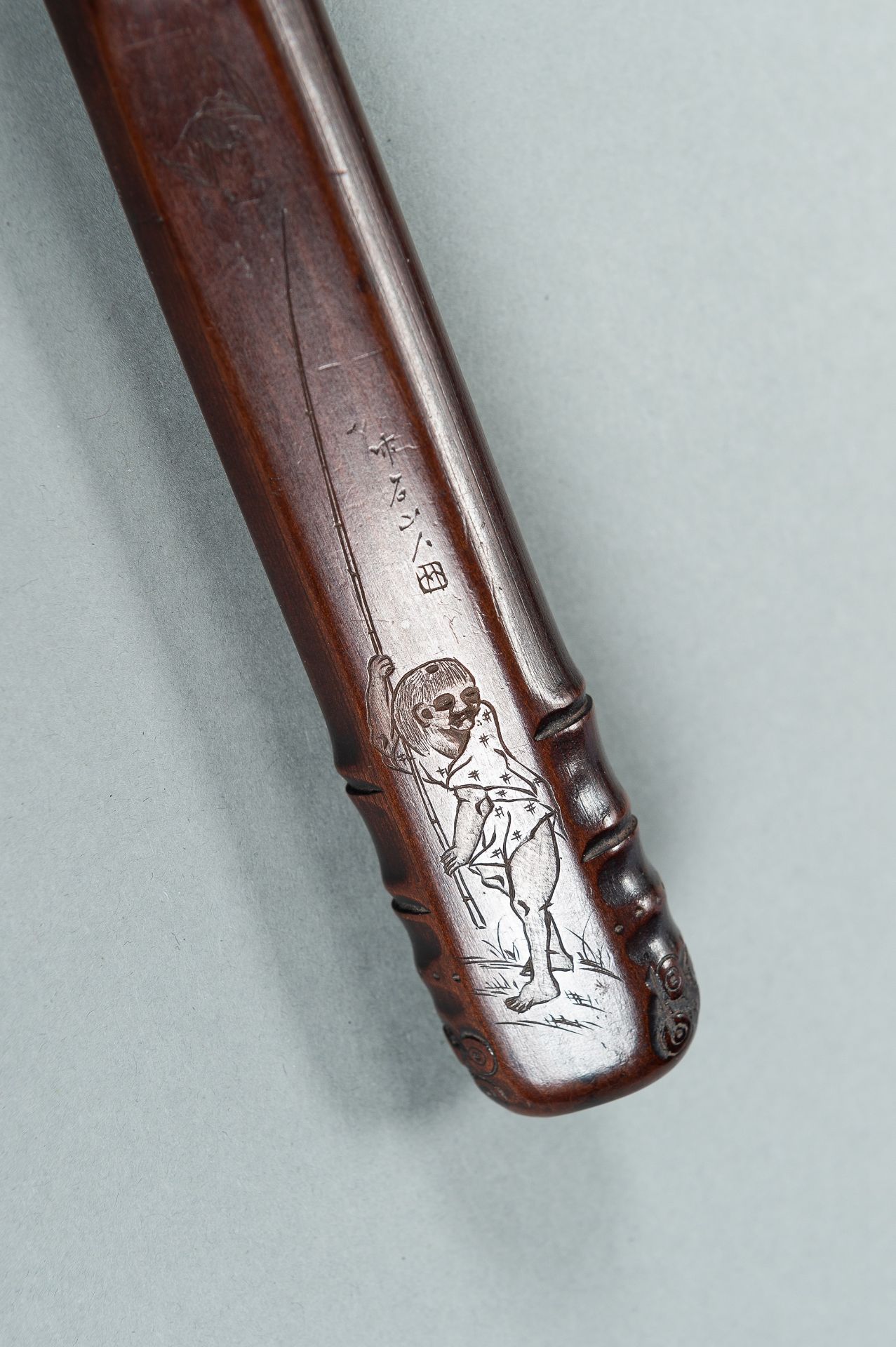 A WOOD KISERUZUTSU DEPICTING A BOY AND BAT, MEIJI - Bild 4 aus 9