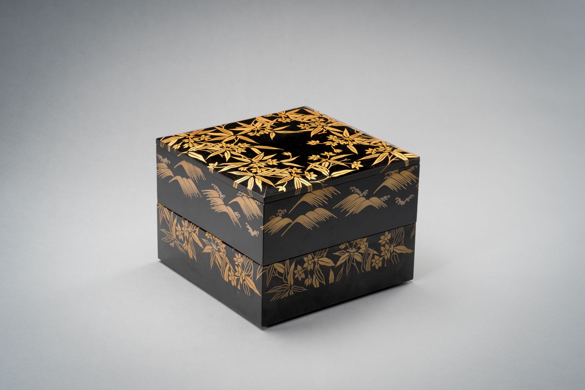 A LACQUER BOX AND COVER WITH FLOWERS, EARLY TAISHO - Bild 3 aus 7