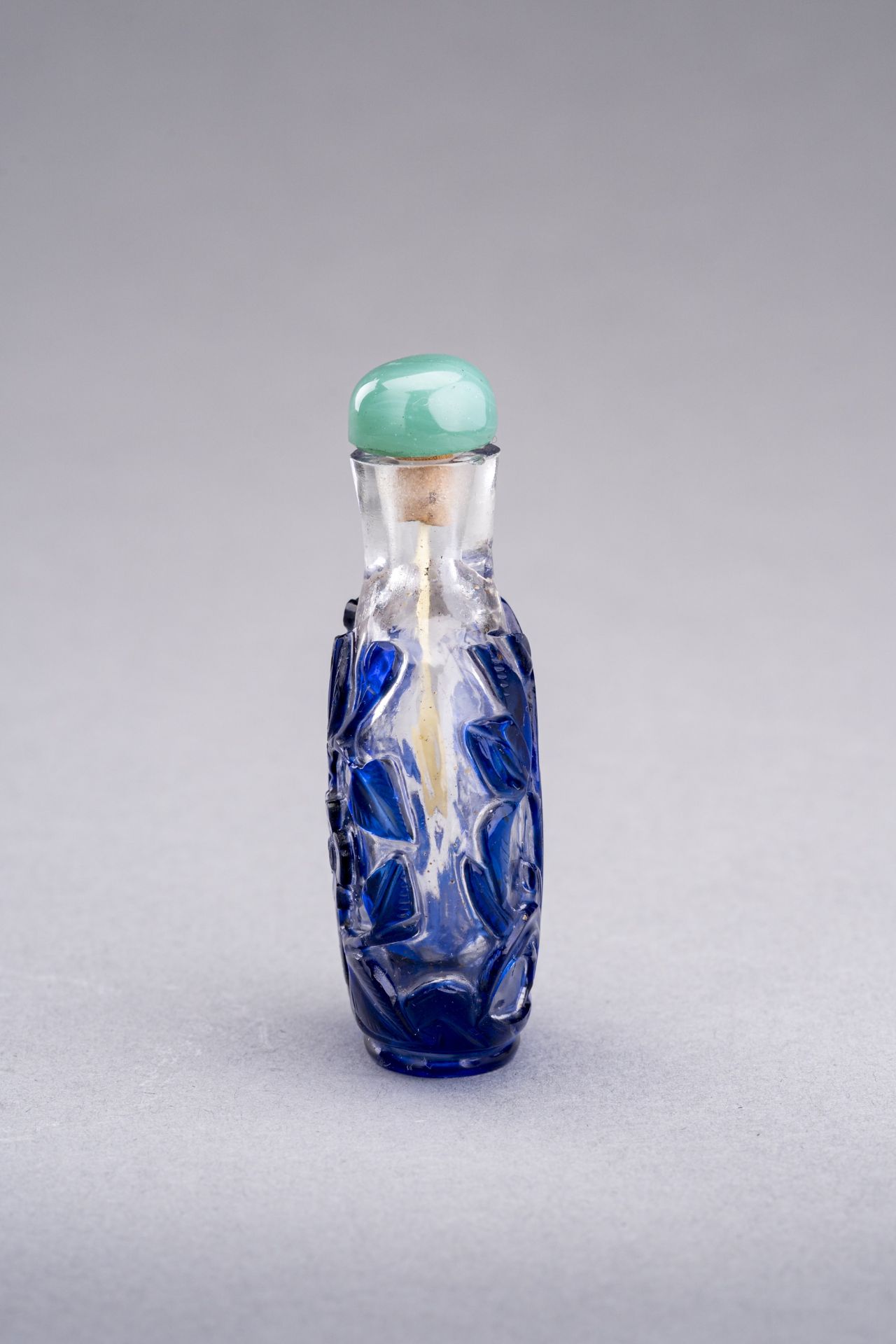 A SAPPHIRE-BLUE OVERLAY GLASS SNUFF BOTTLE, QING DYNASTY - Image 2 of 6